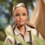 Barbie Signature - Dr. Jane Goodall Doll - Mattel - Inspiring Women Series - Image 3